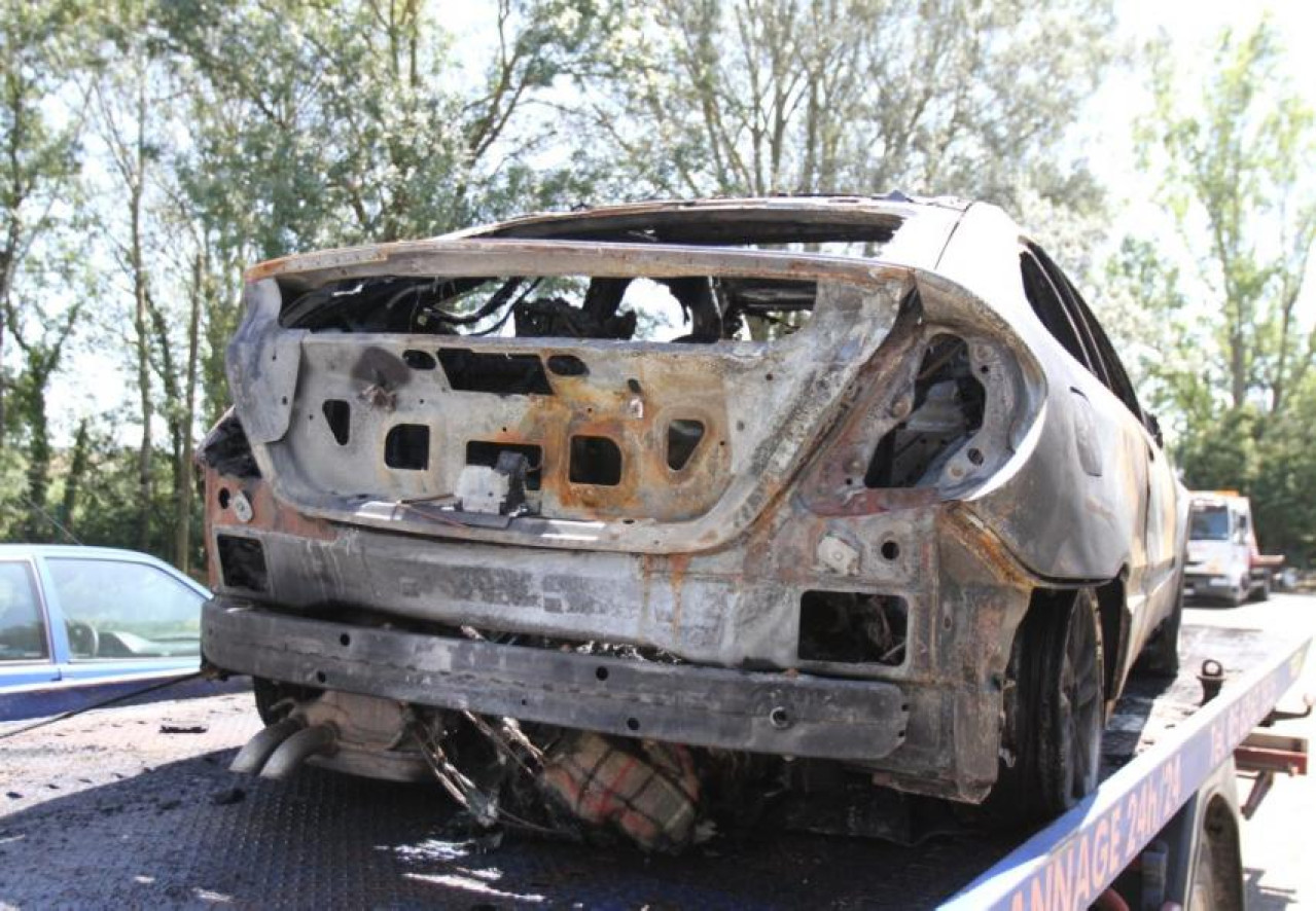 Policier tu&eacute; &agrave; Chamb&eacute;ry : la voiture des braqueurs retrouv&eacute;e calcin&eacute;e &agrave; D&eacute;cines ?