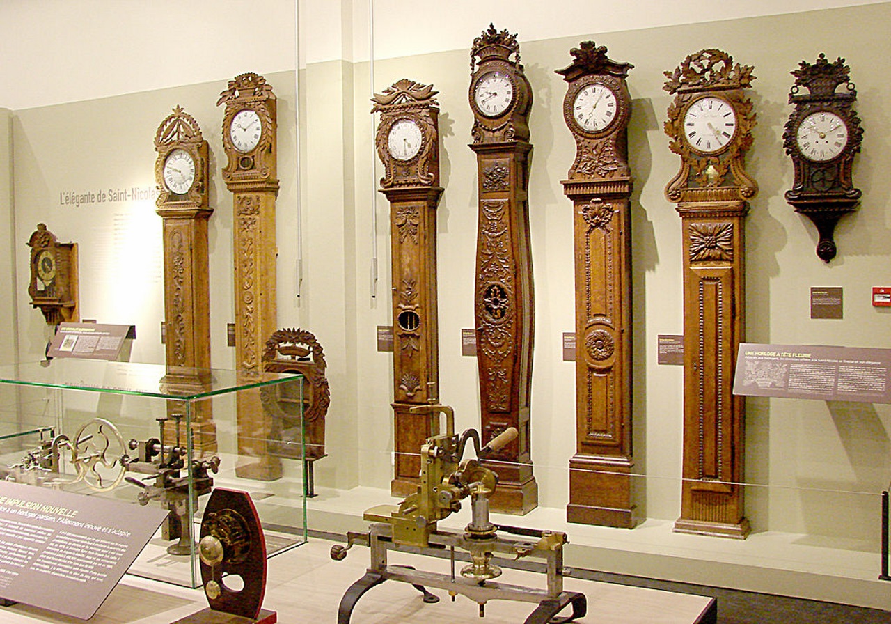 Heure d&rsquo;hiver : horloger &agrave; Lyon, il passe pr&egrave;s d&rsquo;une heure &agrave; remonter ses pendules !