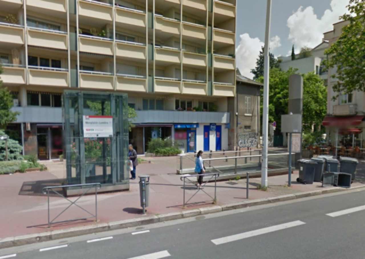 Lyon : il se tire une balle dans la tête dans l’ascenseur du métro D Lyon : il se tire une balle dans la tête dans l’ascenseur du métro D