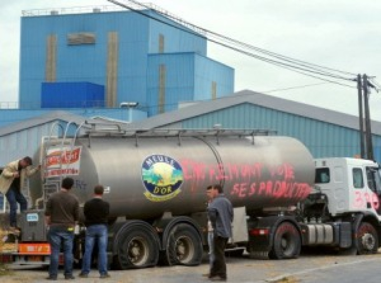 Des producteurs de lait de la Conf&eacute;d&eacute;ration Paysanne s'inscrivent symboliquement au RSA dans la Loire