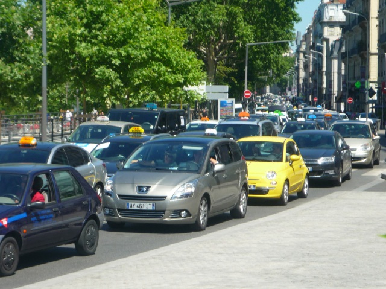 Lyon paralysée par les taxis jeudi Lyon paralysée par les taxis jeudi