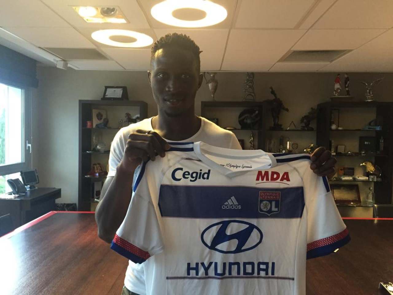 OL : le d&eacute;fenseur Mapou Yanga-Mbiwa a sign&eacute; (officiel)