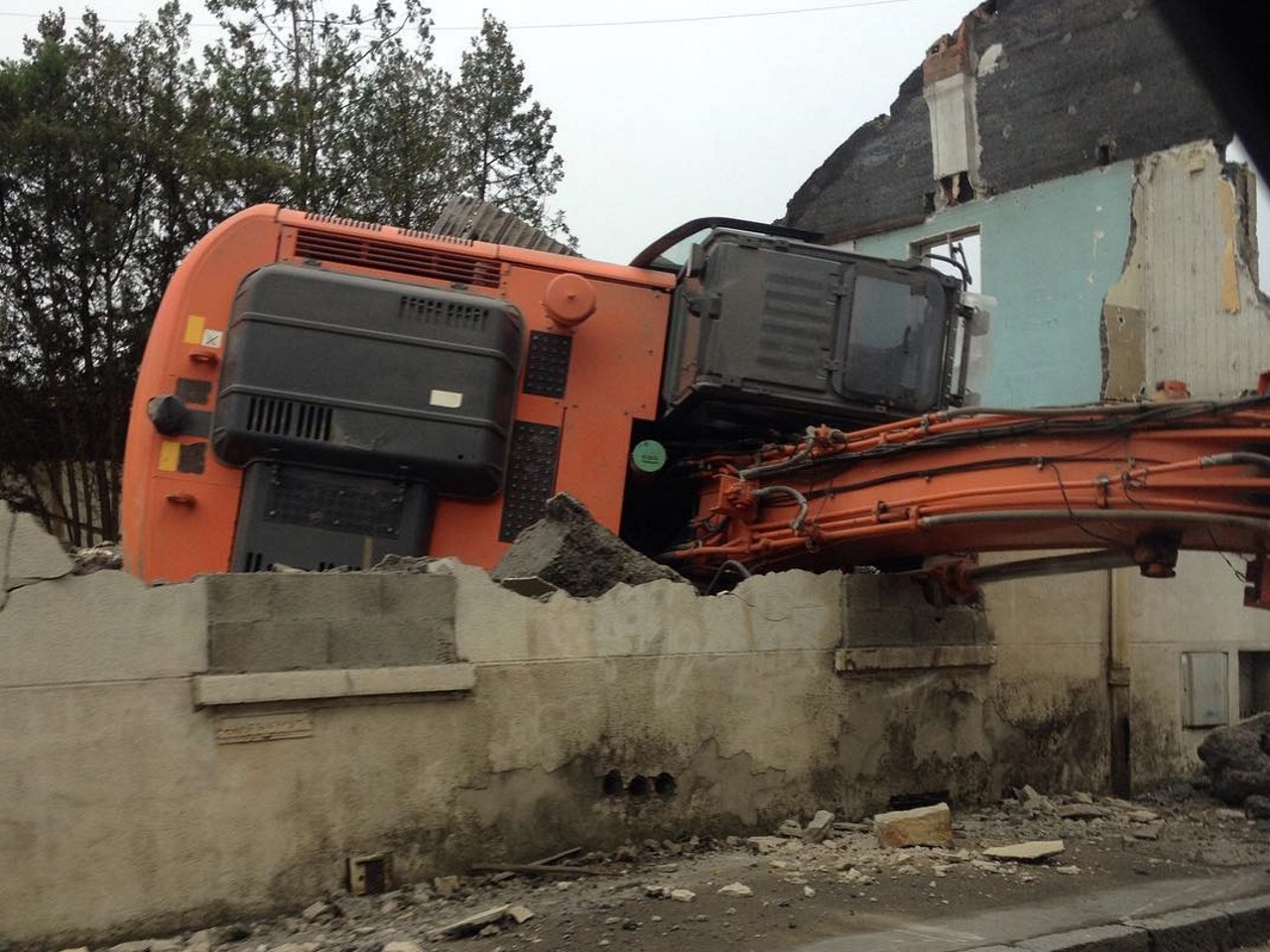Villeurbanne : un engin de chantier se renverse Villeurbanne : un engin de chantier se renverse