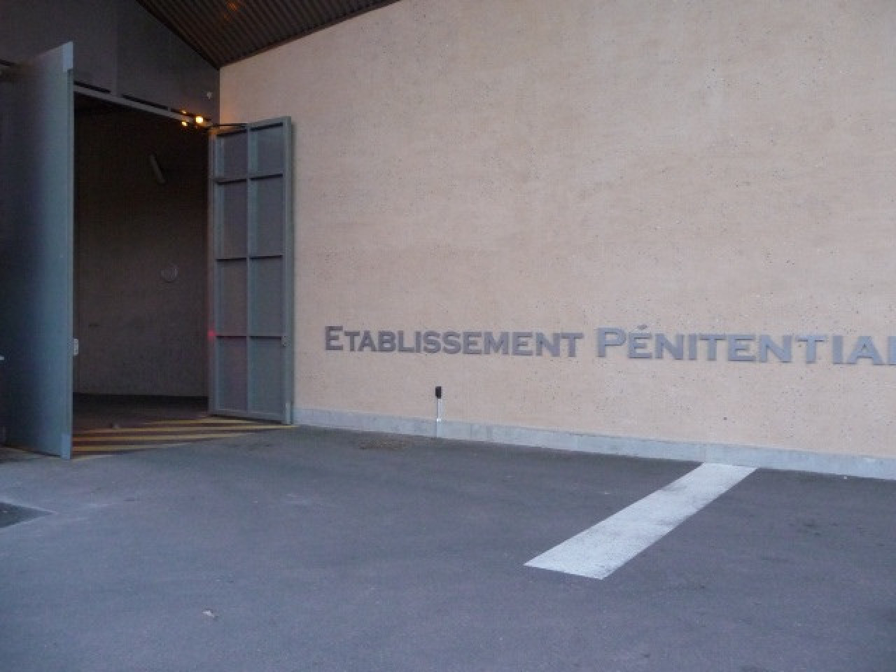 Saint-Quentin-Fallavier : une surveillante de prison agressée par un détenu Saint-Quentin-Fallavier : une surveillante de prison agressée par un détenu