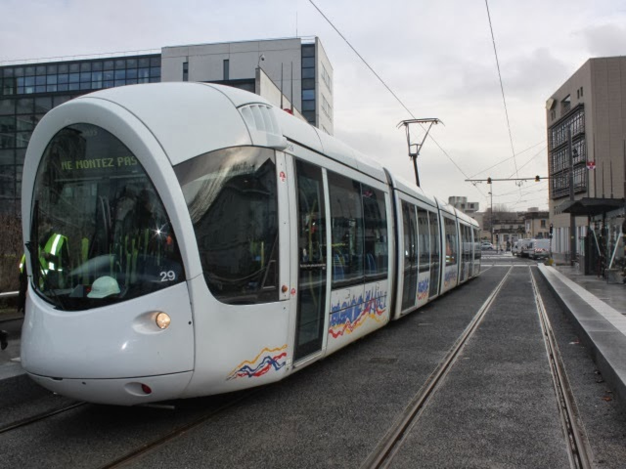 Lyon : il fait chuter un septuagénaire sur les voies du tramway Lyon : il fait chuter un septuagénaire sur les voies du tramway