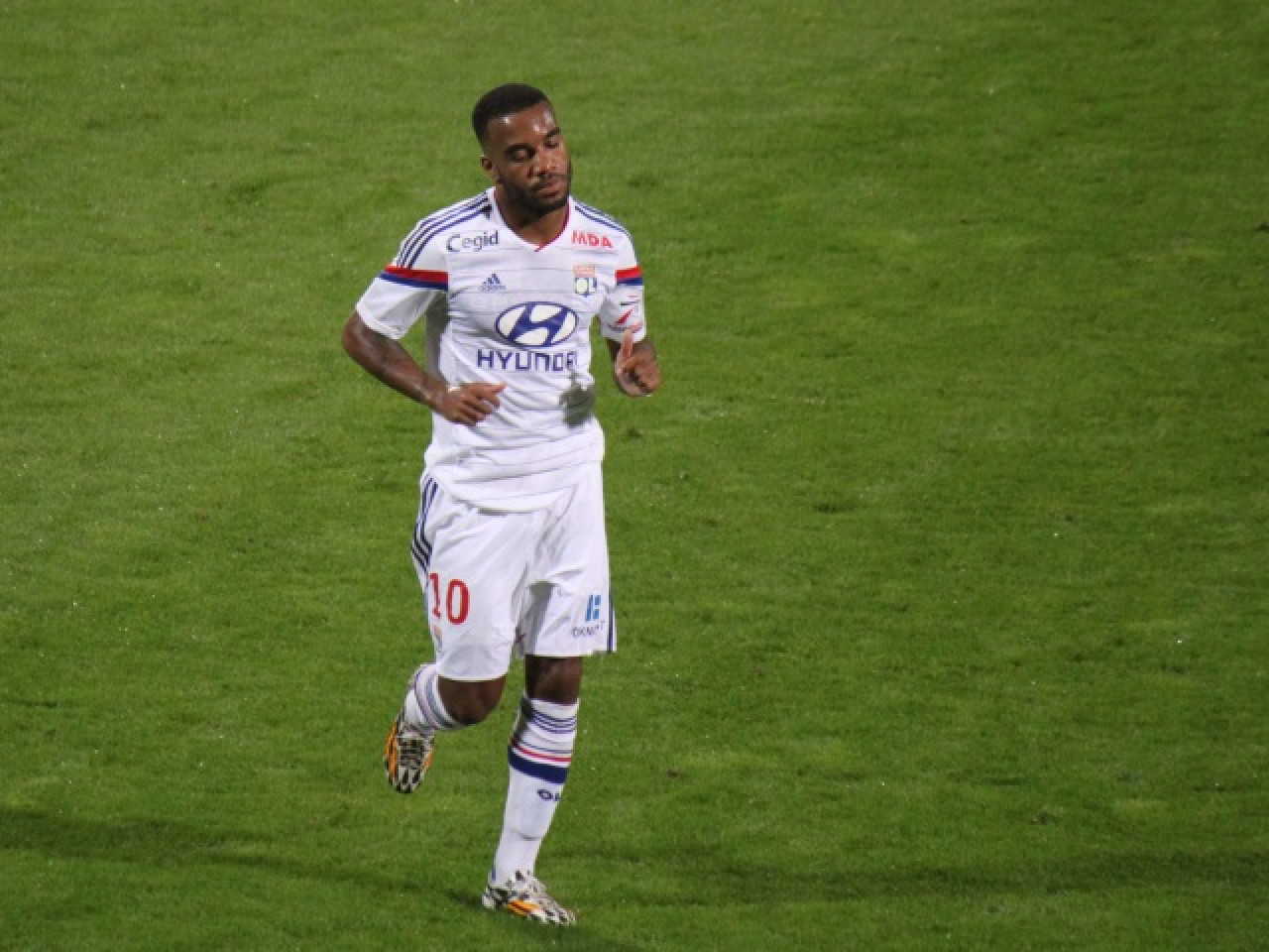 Une offre record de Paris pour chiper Lacazette à l’OL ? Une offre record de Paris pour chiper Lacazette à l’OL ?