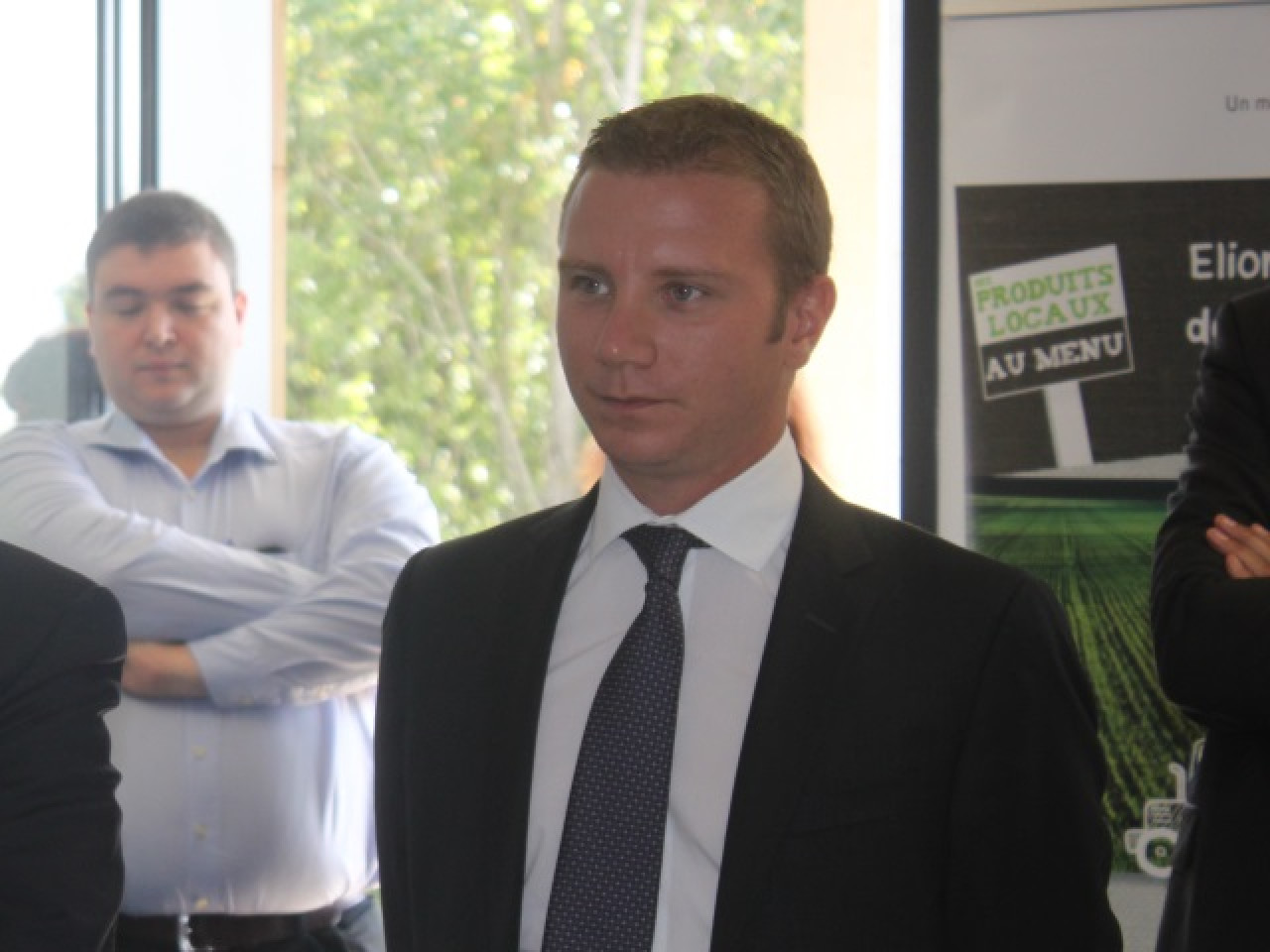 Les d&eacute;put&eacute;s re&ccedil;oivent une pierre lors d'une visite officielle de Rillieux