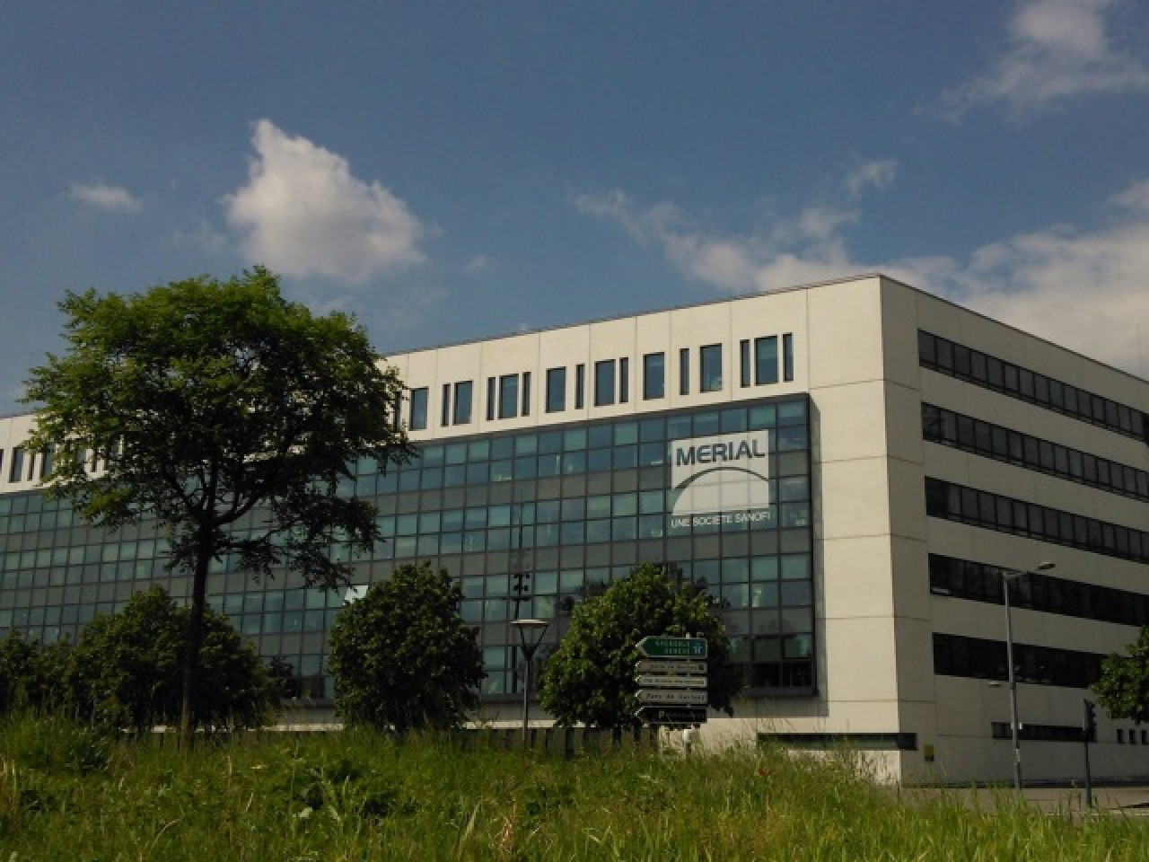 Pollution importante d'un cours d'eau dans le Rhône : Sanofi réagit Pollution importante d'un cours d'eau dans le Rhône : Sanofi réagit