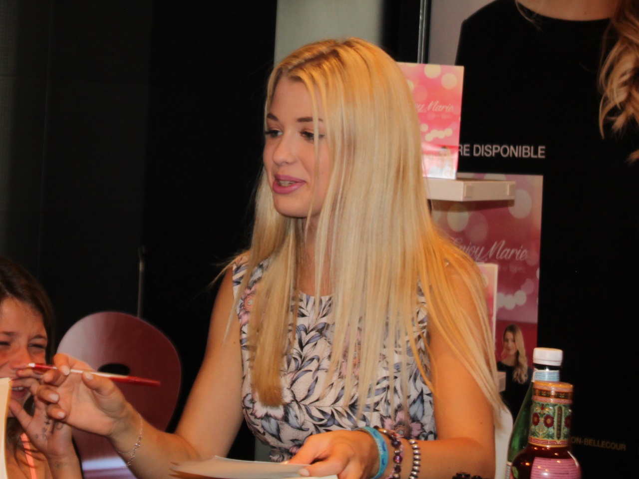 La YouTubeuse Enjoy Phoenix vide son dressing ce samedi &agrave; Lyon