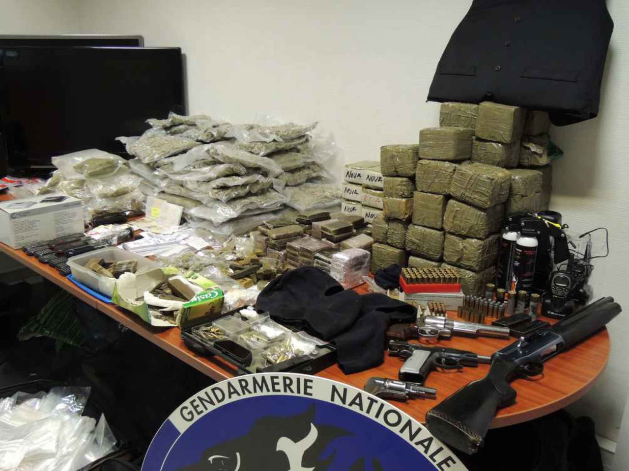 Armes, drogue et argent liquide interceptés à Vénissieux Armes, drogue et argent liquide interceptés à Vénissieux