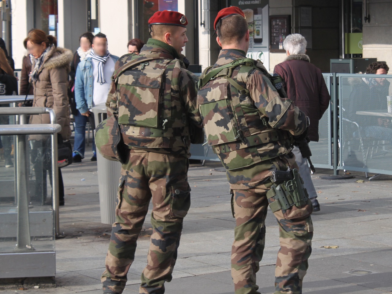 Rhône-Alpes : des militaires ouvrent le feu sur une voiture à proximité d’une mosquée Rhône-Alpes : des militaires ouvrent le feu sur une voiture à proximité d’une mosquée