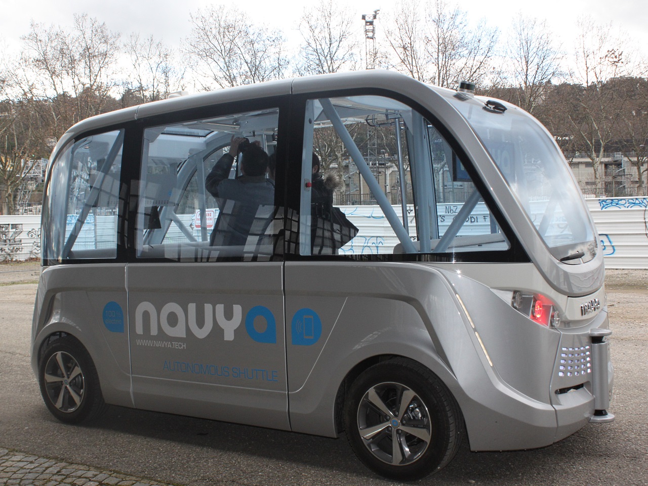 Six NAVYA ARMA livrés à la centrale EDF de Civaux en présence de Macron Six NAVYA ARMA livrés à la centrale EDF de Civaux en présence de Macron