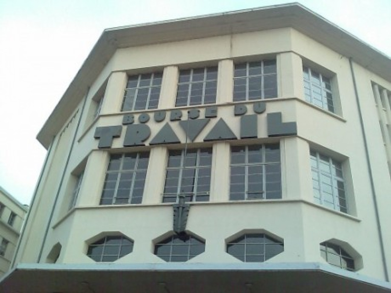 Le concert de Régine prévu ce dimanche à Lyon est annulé Le concert de Régine prévu ce dimanche à Lyon est annulé