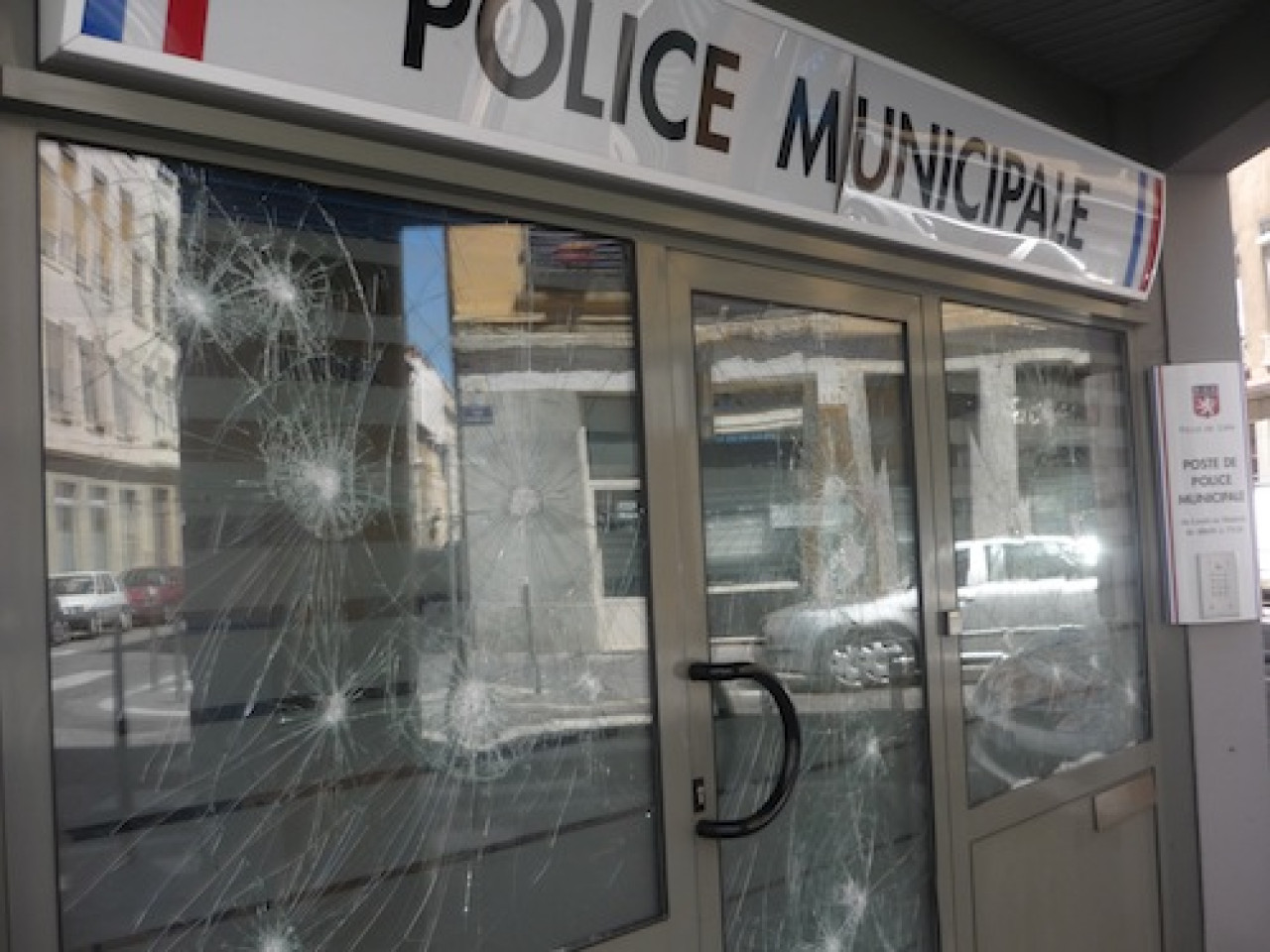 Aucune piste après les actes de vandalisme commis sur la façade du commissariat de la Croix-Rousse Aucune piste après les actes de vandalisme commis sur la façade du commissariat de la Croix-Rousse