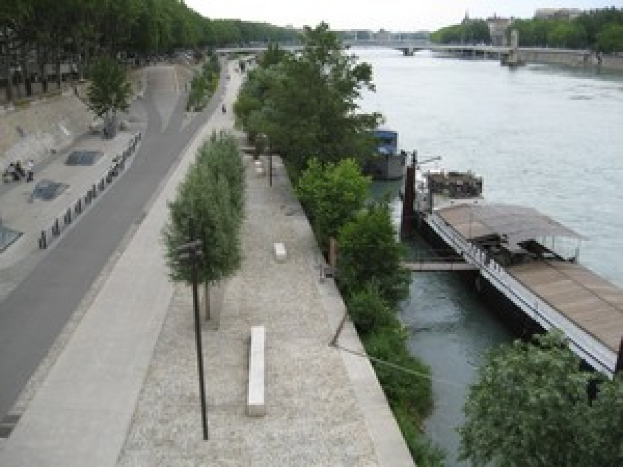 Bagarre sur les berges du Rhône Bagarre sur les berges du Rhône