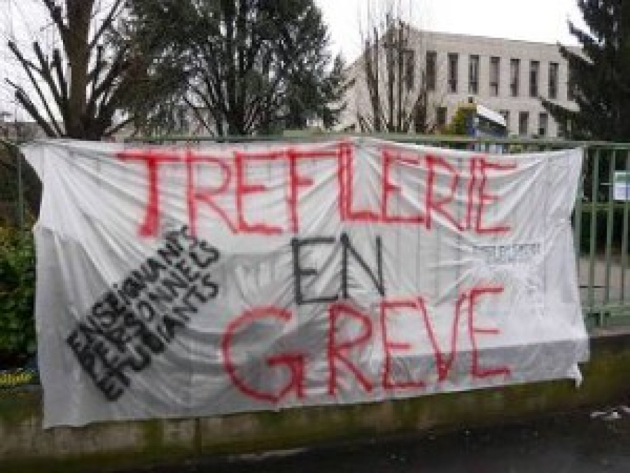 Des gr&eacute;vistes emp&ecirc;chent la tenue d&rsquo;un r&eacute;f&eacute;rendum &agrave; Saint-Etienne