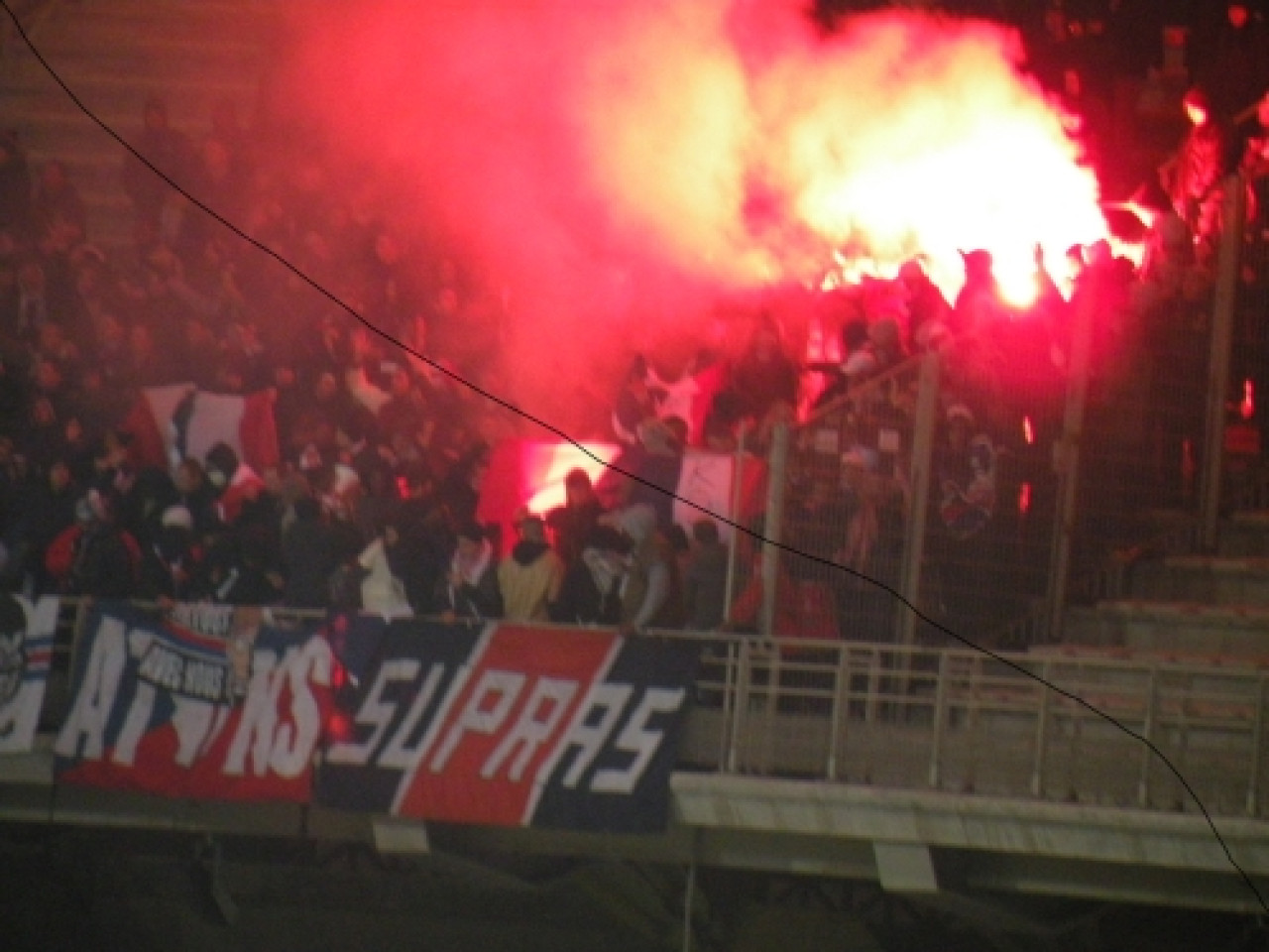 Deux supporters stéphanois interpellés à Paris samedi Deux supporters stéphanois interpellés à Paris samedi