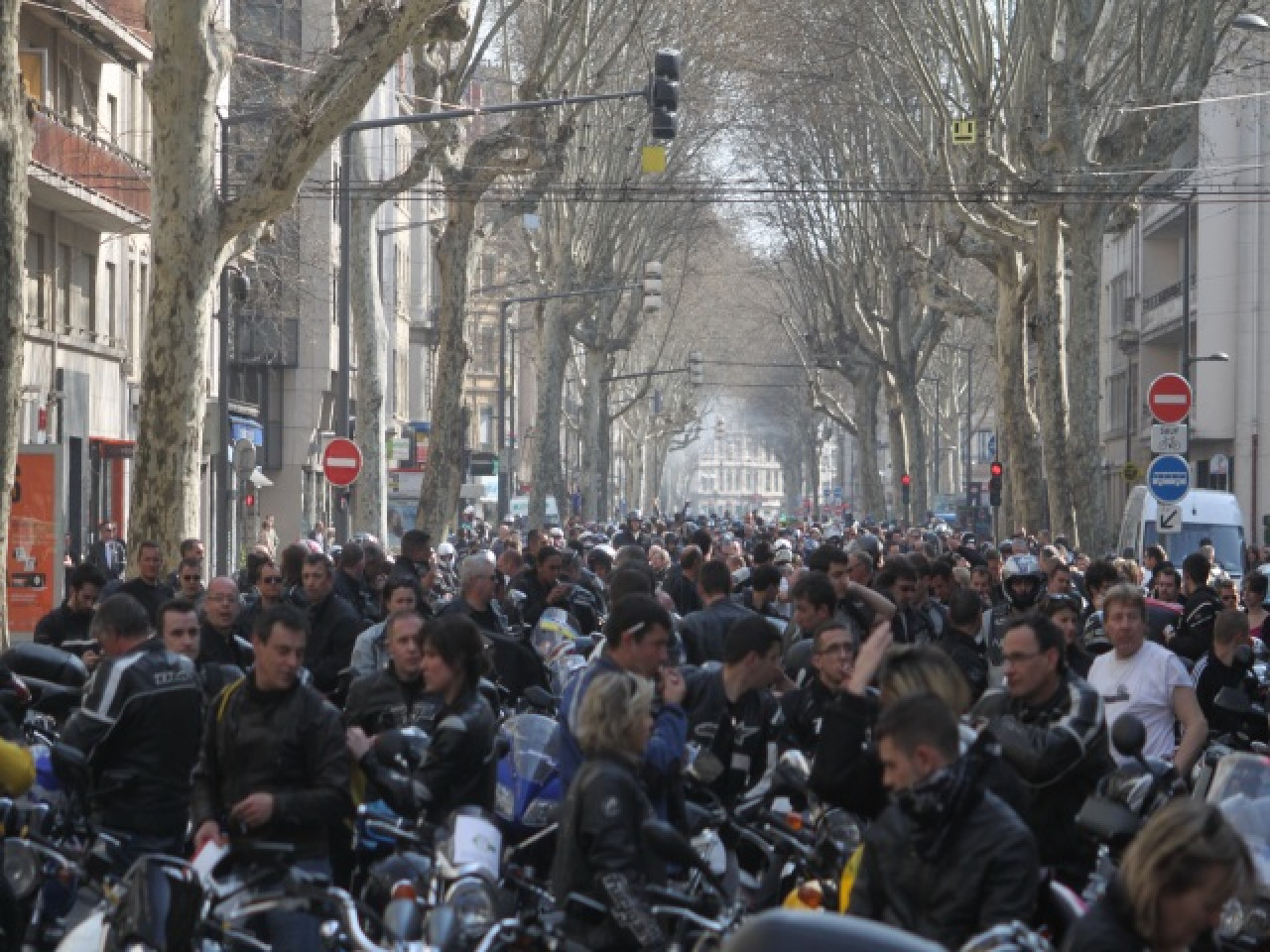 Entre 2500 et 5000 motards ont défilé dans Lyon Entre 2500 et 5000 motards ont défilé dans Lyon