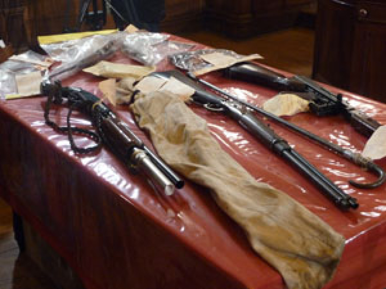 Il tire sur sa compagne avec un pistolet à plombs et un pistolet à gaz