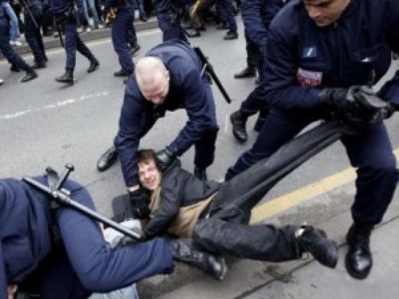 Ils frappent des policiers pour voler un portefeuille Ils frappent des policiers pour voler un portefeuille