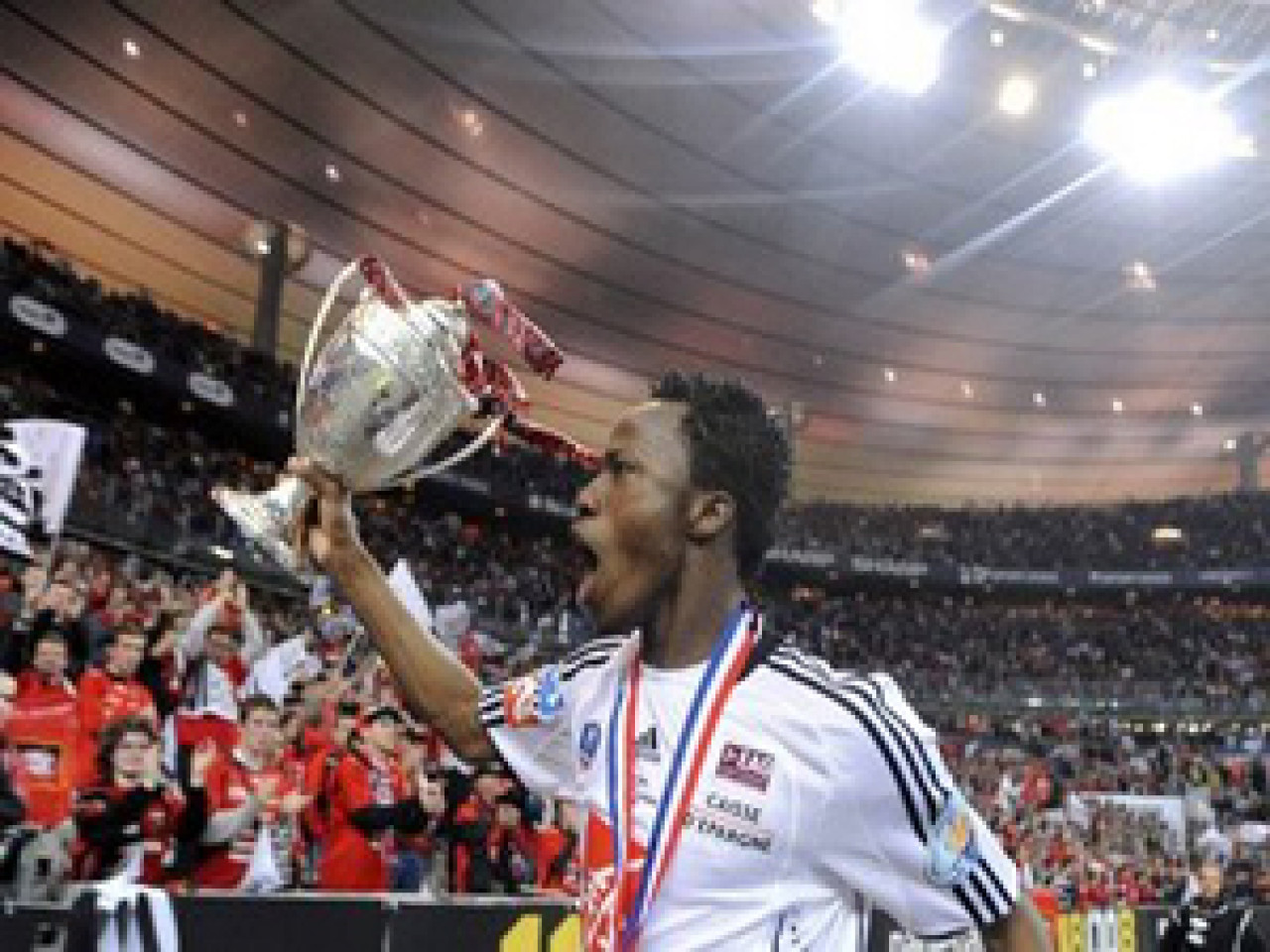 L'Olympique Lyonnais tient sa première recrue ! L'Olympique Lyonnais tient sa première recrue !