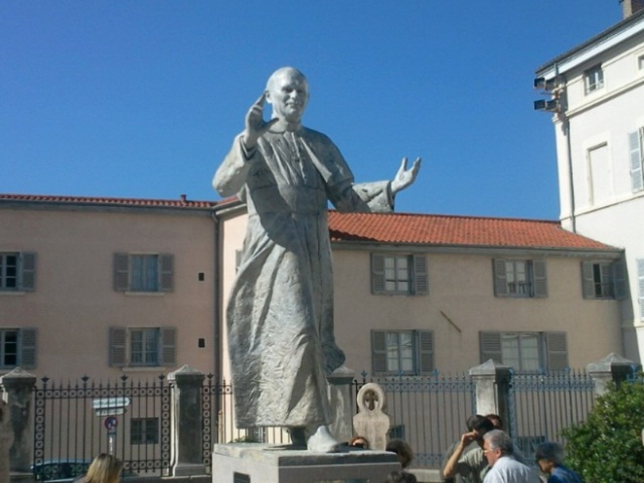 La nouvelle statue du pape b&eacute;nie mercredi &agrave; Fourvi&egrave;re