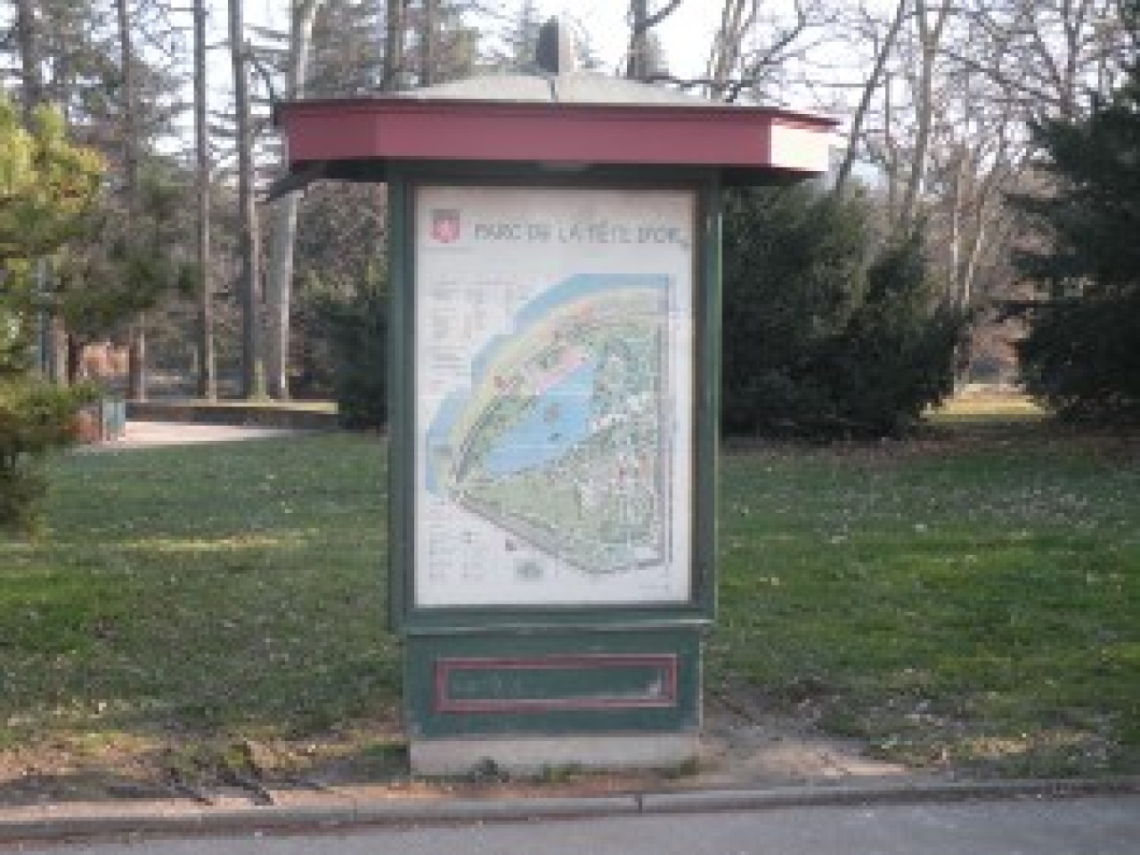 La pirogue quitte le parc de la Tête d’or La pirogue quitte le parc de la Tête d’or