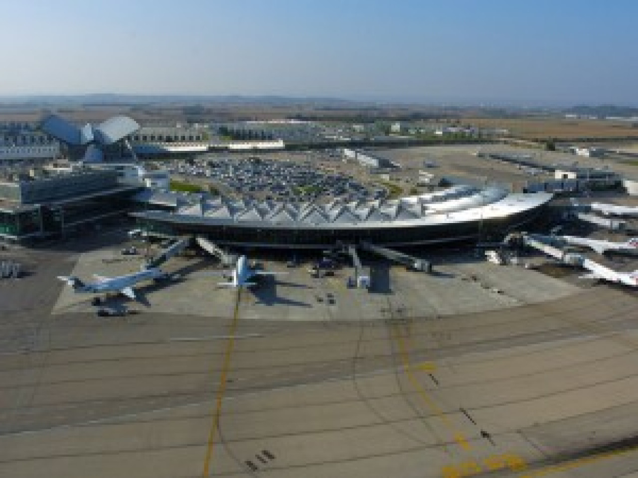 La première pierre du nouveau terminal de l’aéroport St-Exupéry a été posée