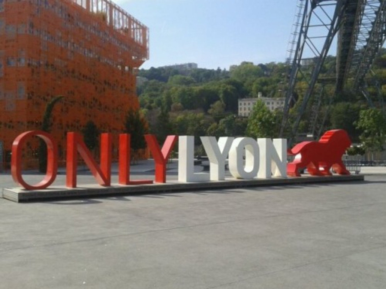 La statue Only Lyon s'installe à la Confluence La statue Only Lyon s'installe à la Confluence