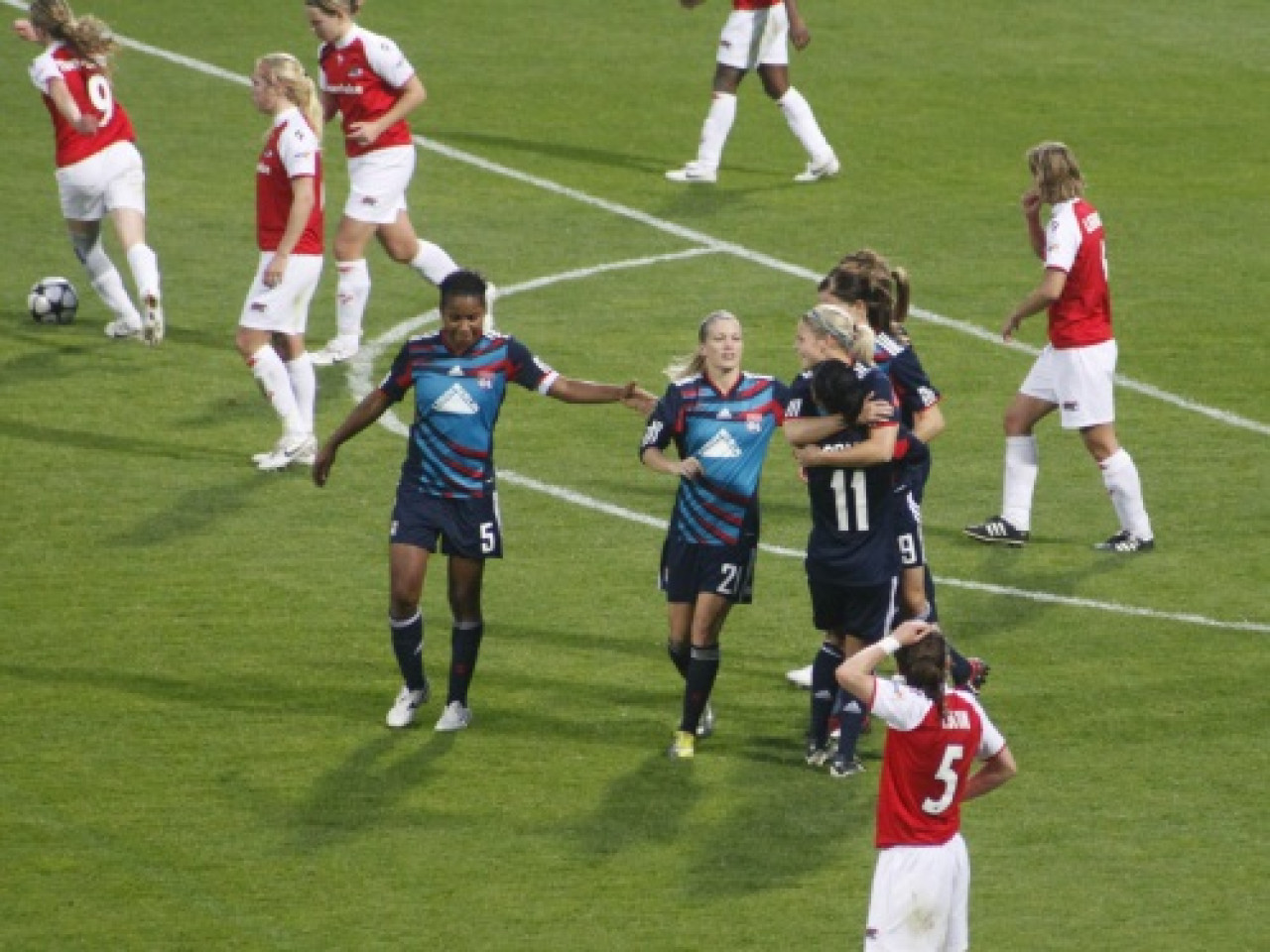 Les F&eacute;minines de l'OL &eacute;trillent Rodez et passent en t&ecirc;te