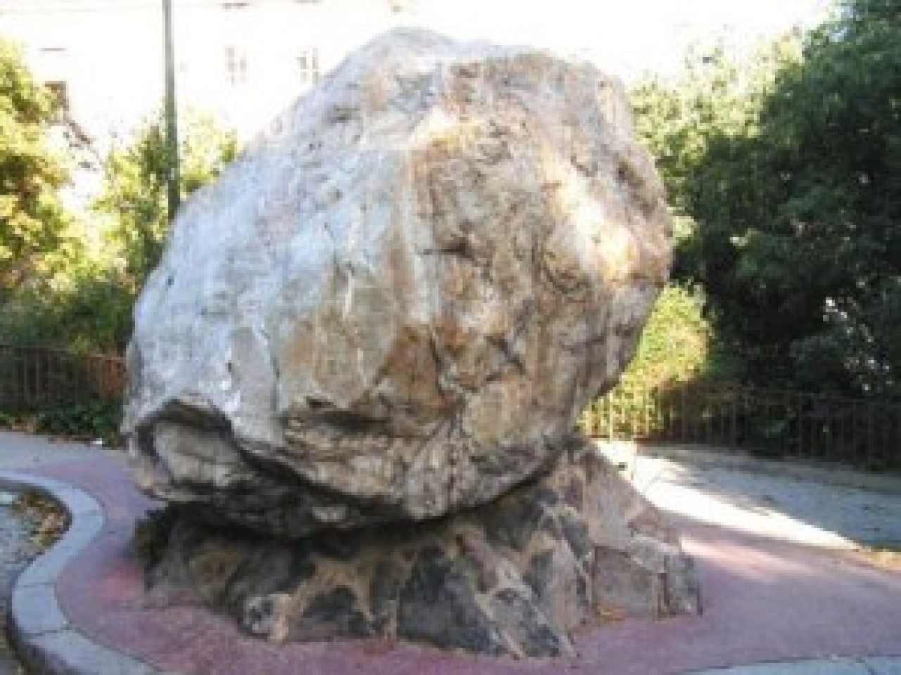 Les Indignés délogés de la place du Gros-Caillou par les forces de l'ordre Les Indignés délogés de la place du Gros-Caillou par les forces de l'ordre