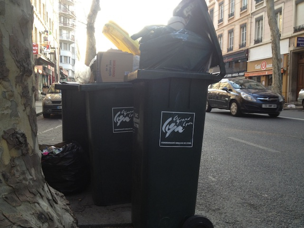 Les poubelles commencent à s’amonceler dans certaines rues de Lyon Les poubelles commencent à s’amonceler dans certaines rues de Lyon