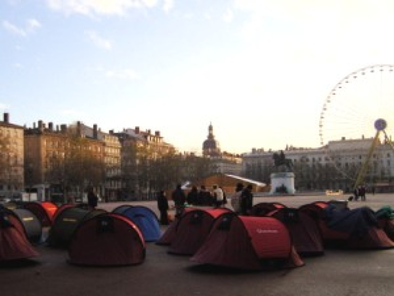Les tentes vont disparaître du parvis de la mairie du 8e arrondissement Les tentes vont disparaître du parvis de la mairie du 8e arrondissement