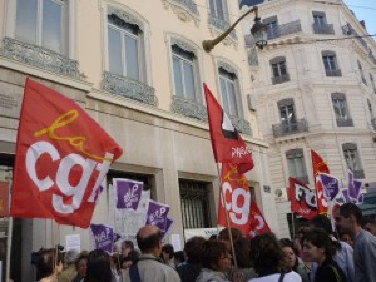 Plus d’une centaine d’employées de l’enseigne Lejaby manifestaient mardi devant les grilles de la préfecture Plus d’une centaine d’employées de l’enseigne Lejaby manifestaient mardi devant les grilles de la préfecture