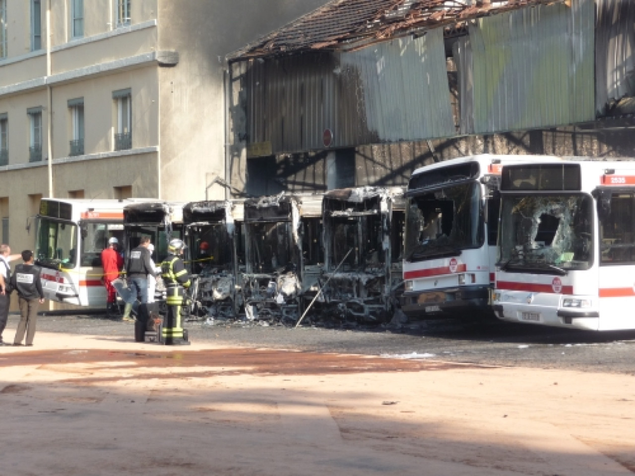 Toujours aucune piste un mois après l’incendie du dépôt de bus des TCL Toujours aucune piste un mois après l’incendie du dépôt de bus des TCL
