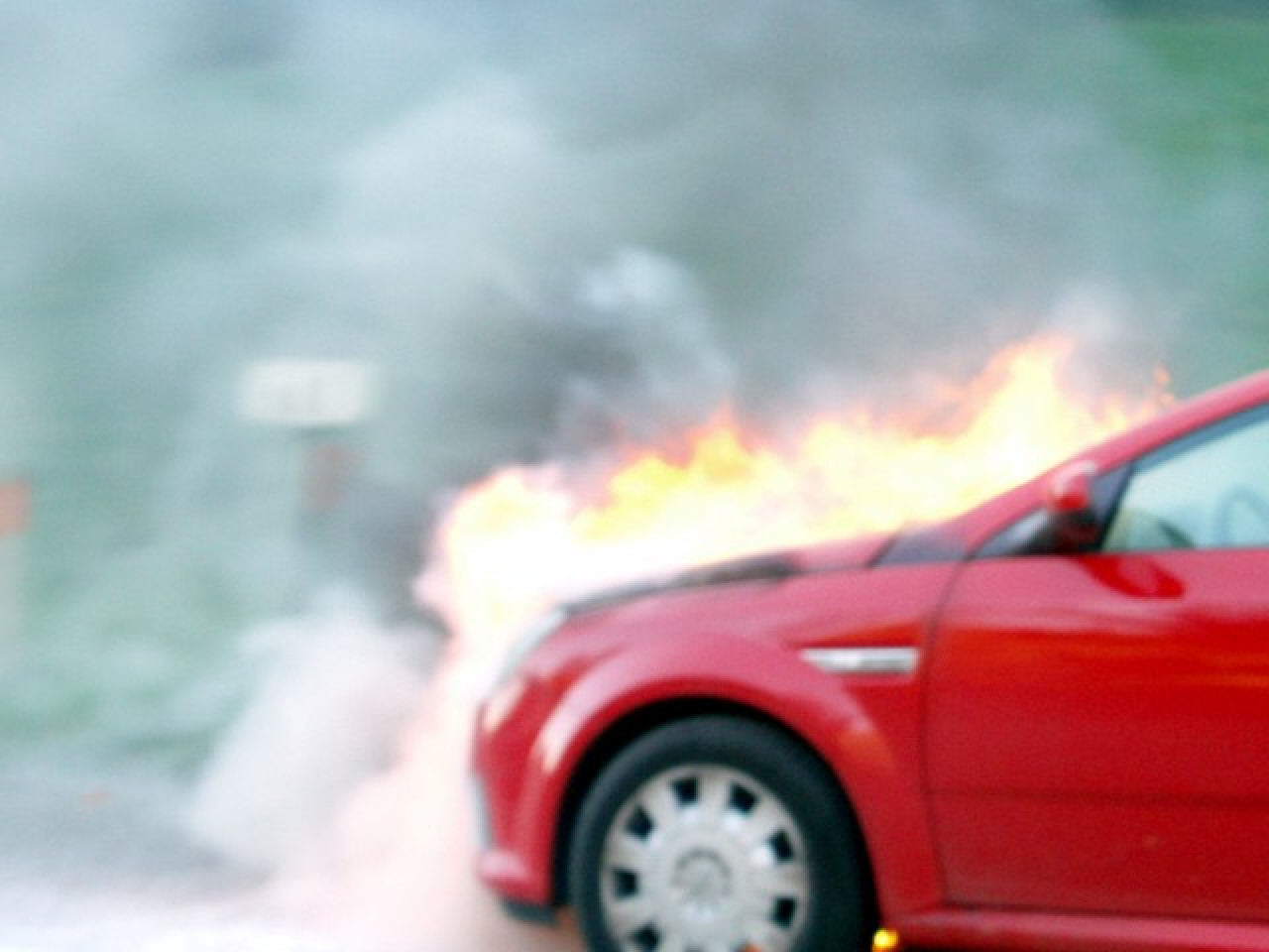 Un garçon de 13 ans a été arrêté hier alors qu’il mettait le feu à sa troisième voiture à Lyon Un garçon de 13 ans a été arrêté hier alors qu’il mettait le feu à sa troisième voiture à Lyon
