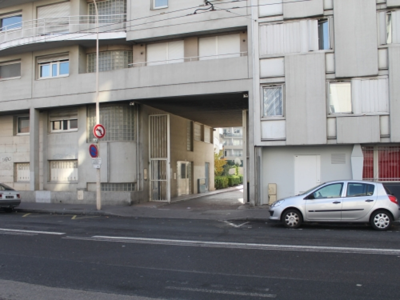 Un homme abattu d’une balle dans la tête dans sa voiture Un homme abattu d’une balle dans la tête dans sa voiture