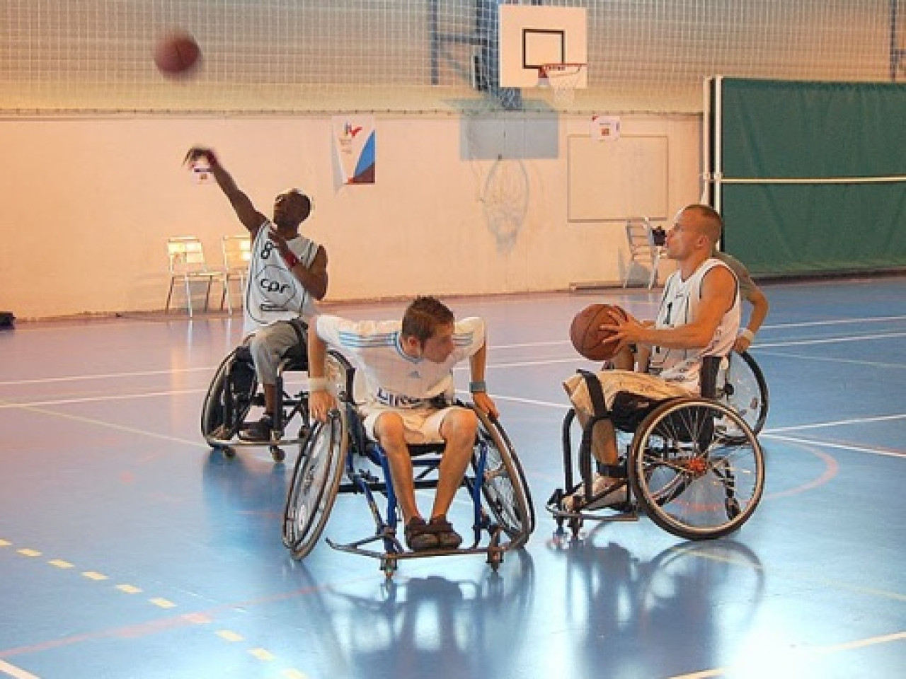 Un match de basket valides contre non-valides &agrave; St Priest