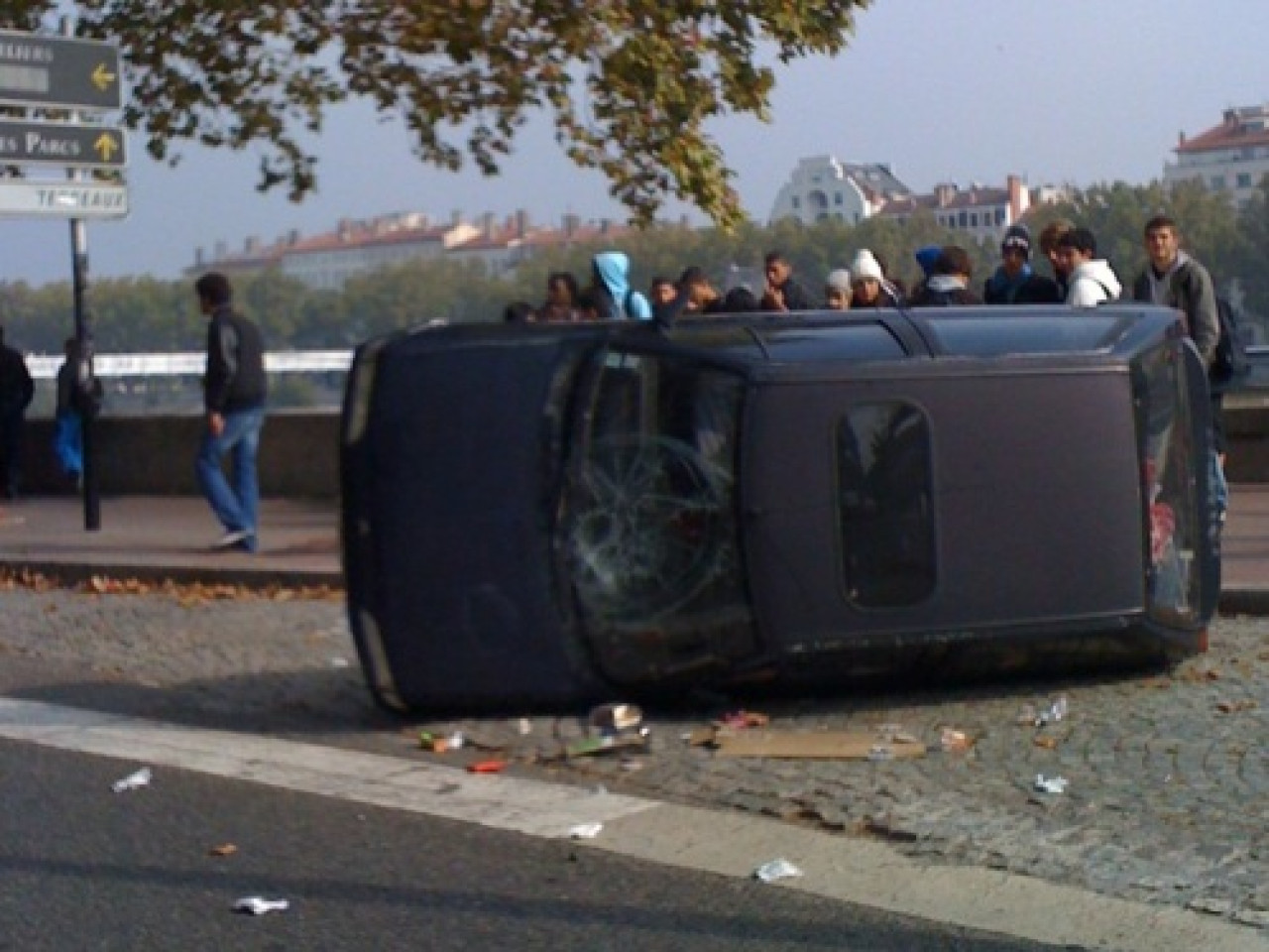 Une fille de 20 ans &eacute;crou&eacute;e apr&egrave;s les incidents en marge des manifestations
