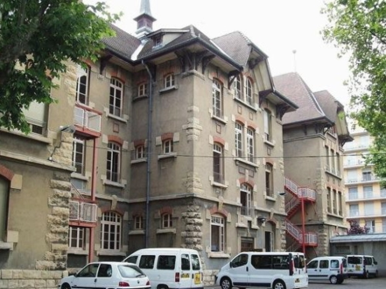 Une petite manifestation pour sauver l’internat Favre Une petite manifestation pour sauver l’internat Favre