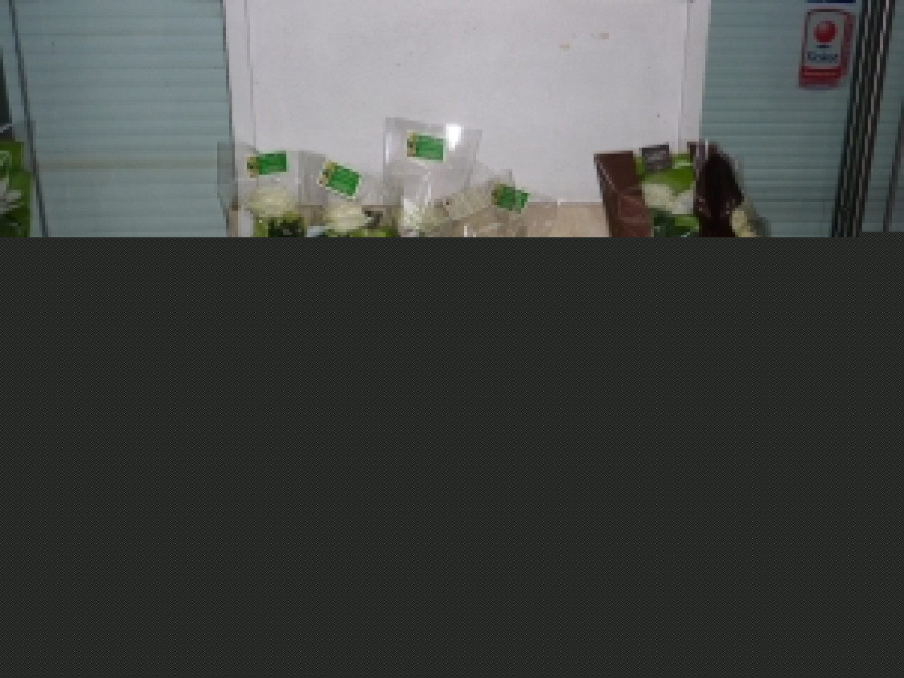 Une plaque en la m&eacute;moire d'Adrien