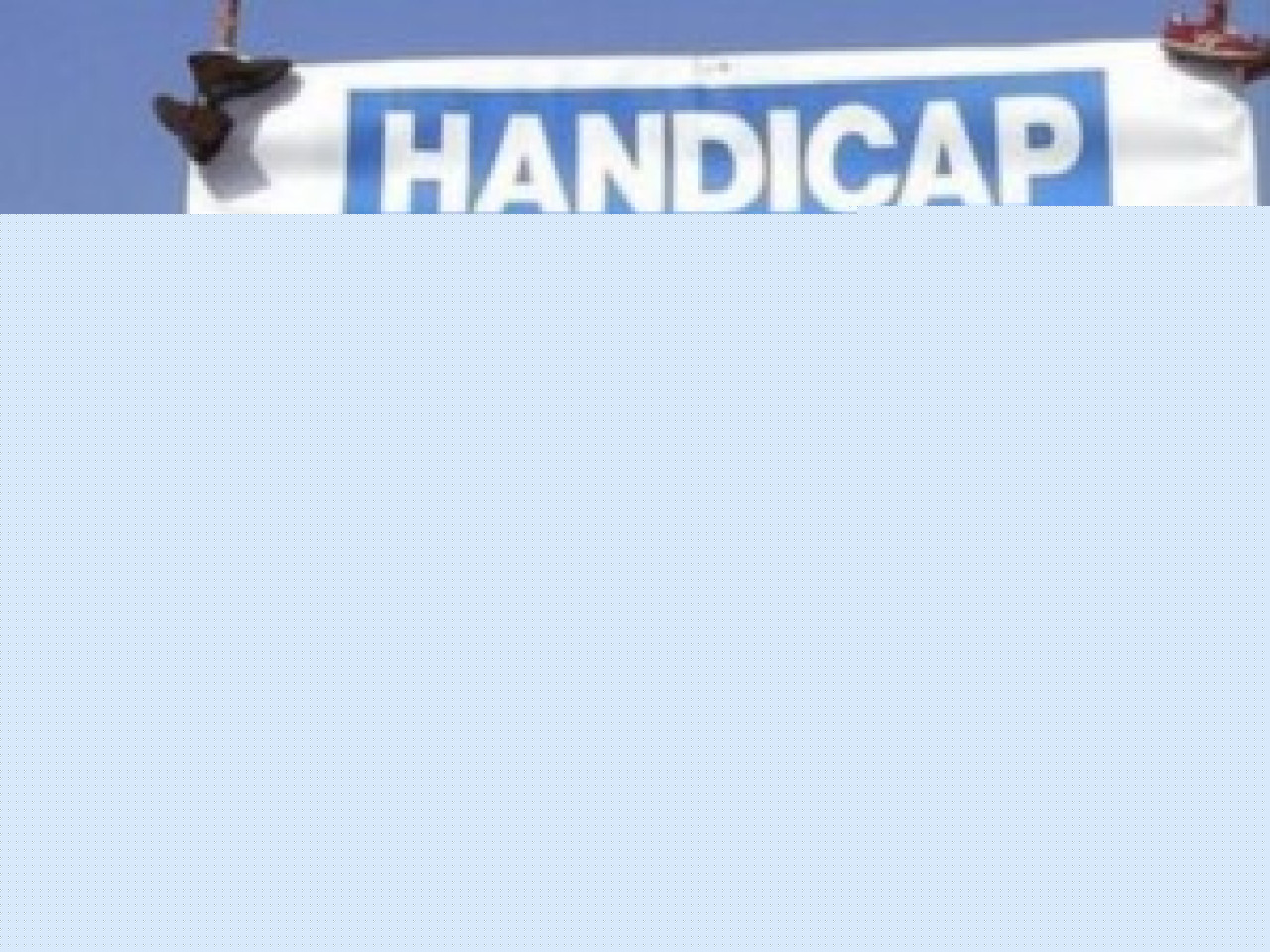 Une pyramide de chaussures samedi &agrave; Lyon