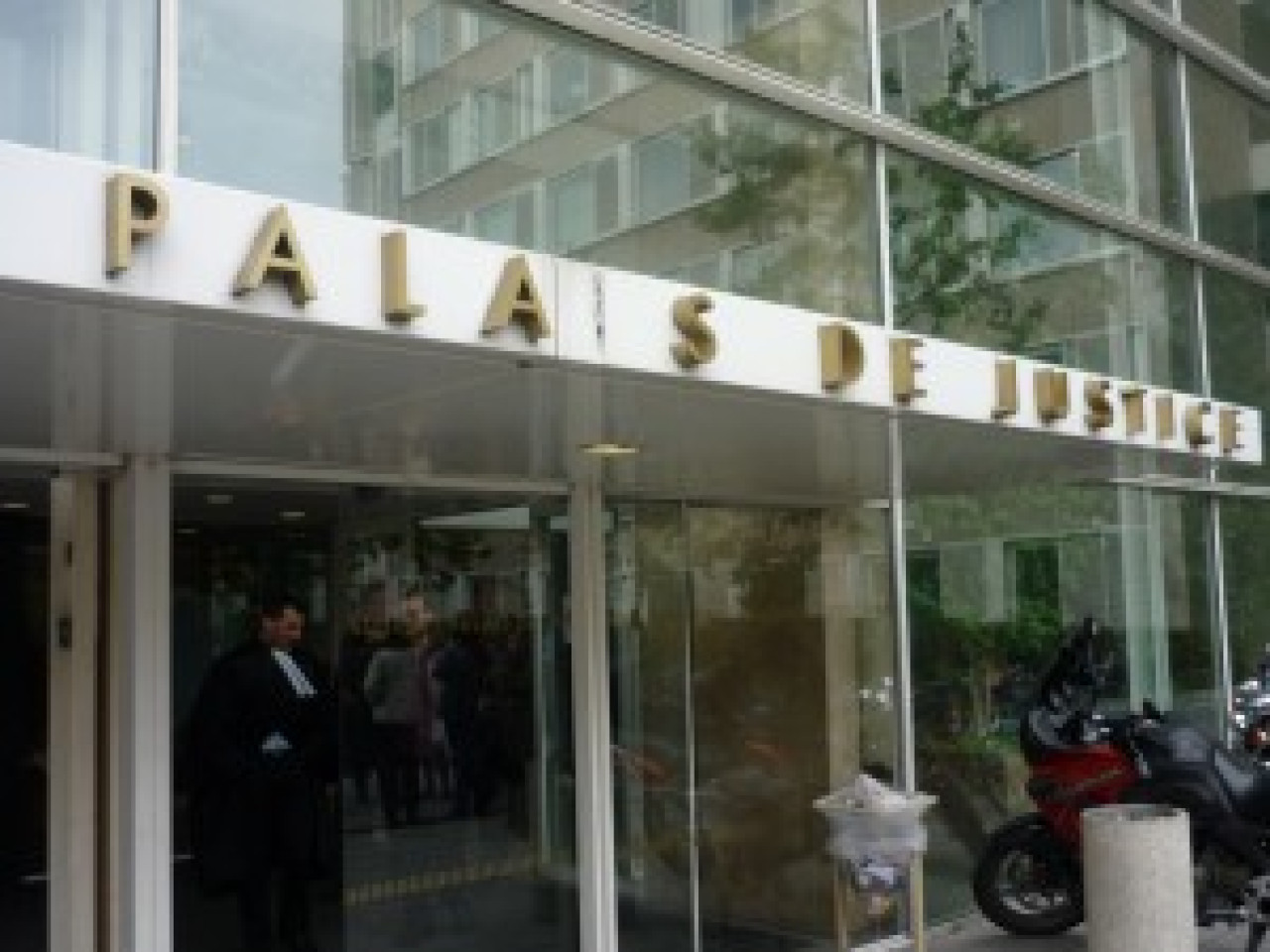 Une violente bagarre a éclaté jeudi devant le palais de justice dans le 3e arrondissement Une violente bagarre a éclaté jeudi devant le palais de justice dans le 3e arrondissement