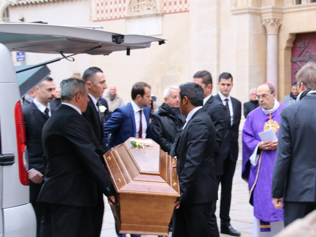 Lyon : un dernier hommage &agrave; Caroline, la jeune Lyonnaise tu&eacute;e lors des attentats