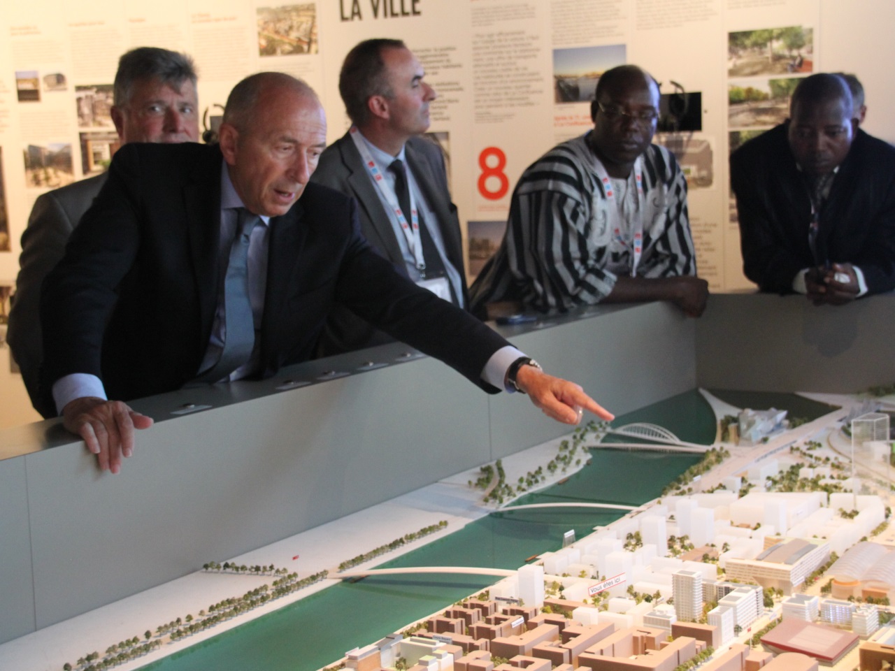 Sommet mondial Climat et Territoires : Collomb en op&eacute;ration s&eacute;duction dans le quartier de Confluence