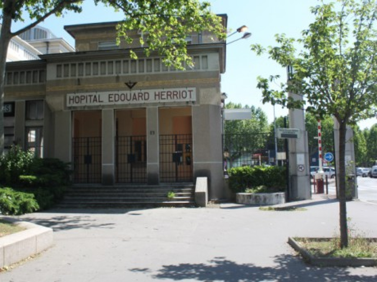 Etudiant retrouvé poignardé devant l’hôpital Edouard-Herriot : deux jeunes écroués Etudiant retrouvé poignardé devant l’hôpital Edouard-Herriot : deux jeunes écroués