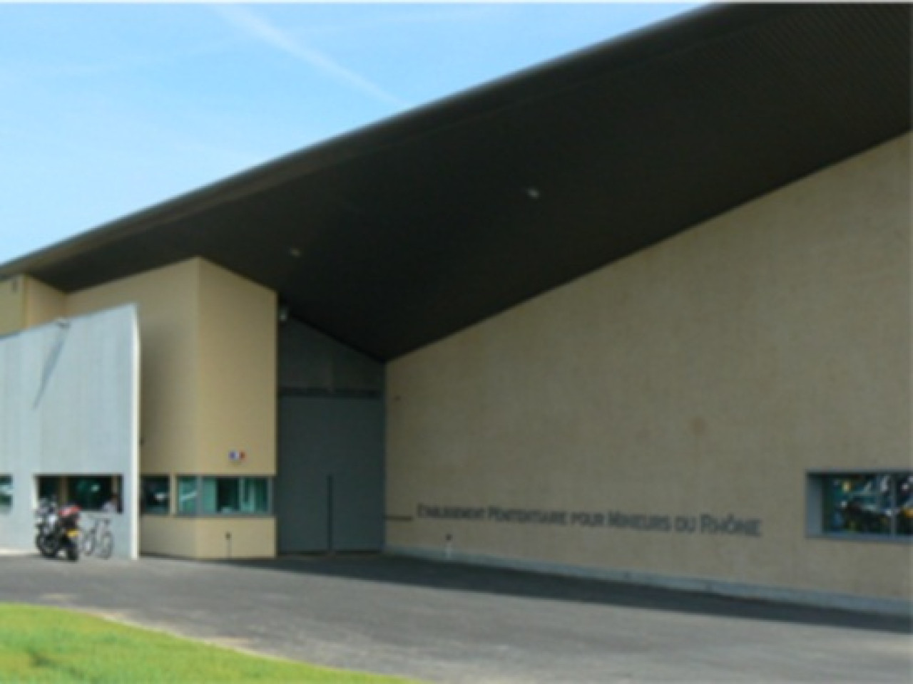 Un jeune de 16 ans incarcéré à la prison pour mineur de Meyzieu présenté au parquet. Un jeune de 16 ans incarcéré à la prison pour mineur de Meyzieu présenté au parquet.