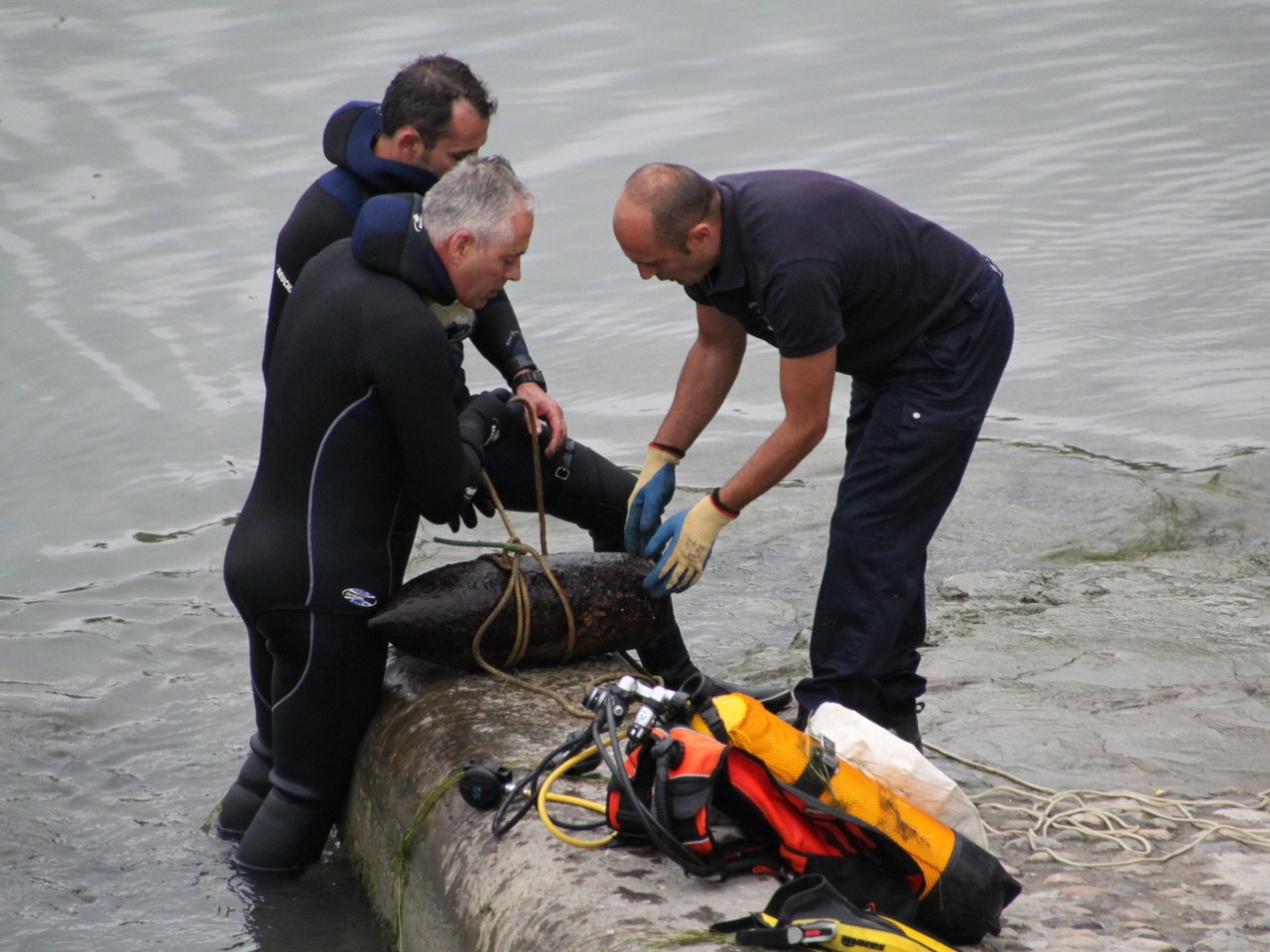 Lyon : la bombe nazie du pont Lafayette repêchée avec succès Lyon : la bombe nazie du pont Lafayette repêchée avec succès