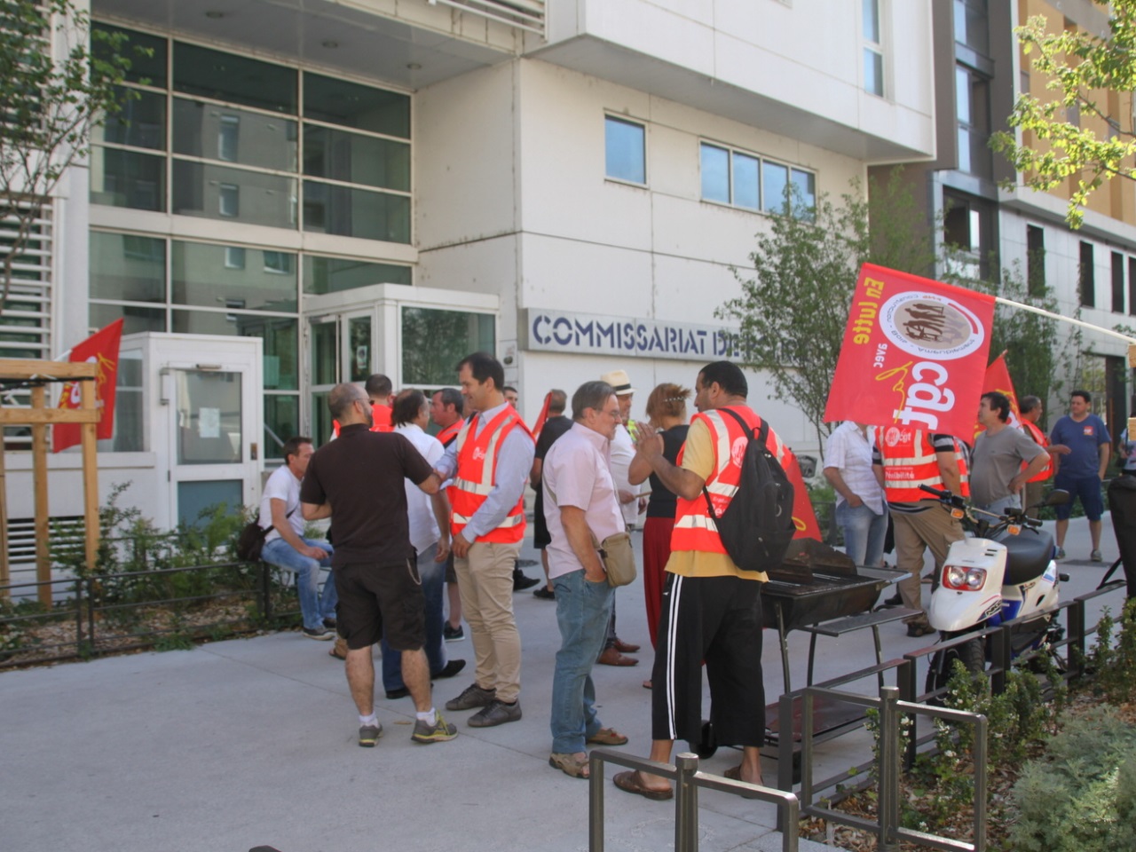 Saccage de la Chambre patronale du Bâtiment de Villeurbanne : manif de soutiens aux suspects Saccage de la Chambre patronale du Bâtiment de Villeurbanne : manif de soutiens aux suspects