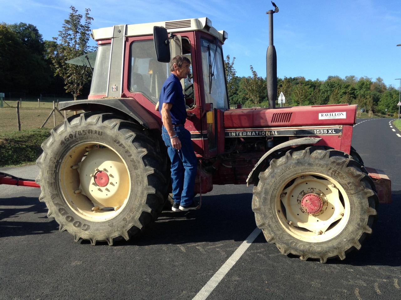 D&eacute;cines : action coup-de-poing de Philippe Layat pour d&eacute;noncer le boviduc de la M&eacute;tropole de Lyon